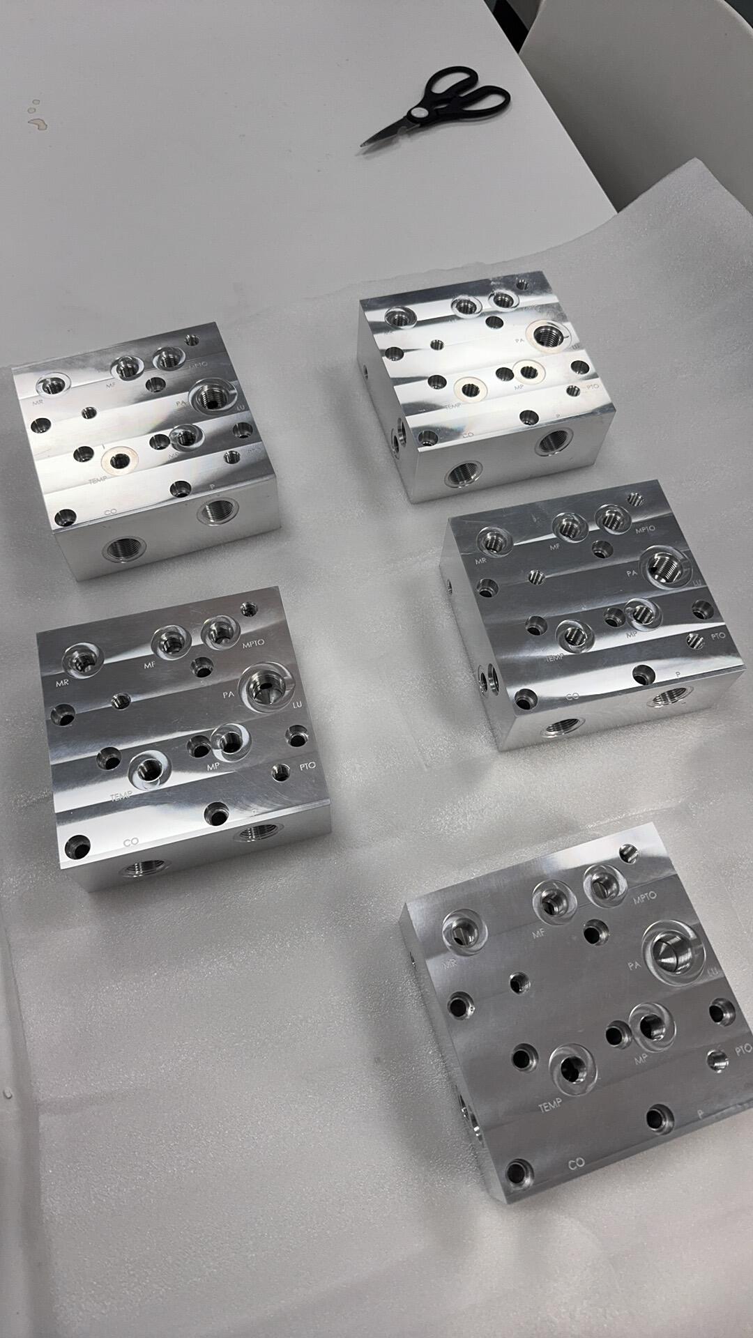 Finisare vibratoare ceramică pentru manifold hidraulic din oțel 4140, îndepărtare de asperități pentru găuri transversale, CNC